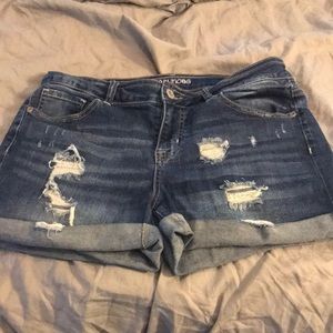 Maurice’s Junior’s size 9/10 Jean shorts.